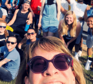 Wendy selfie with students